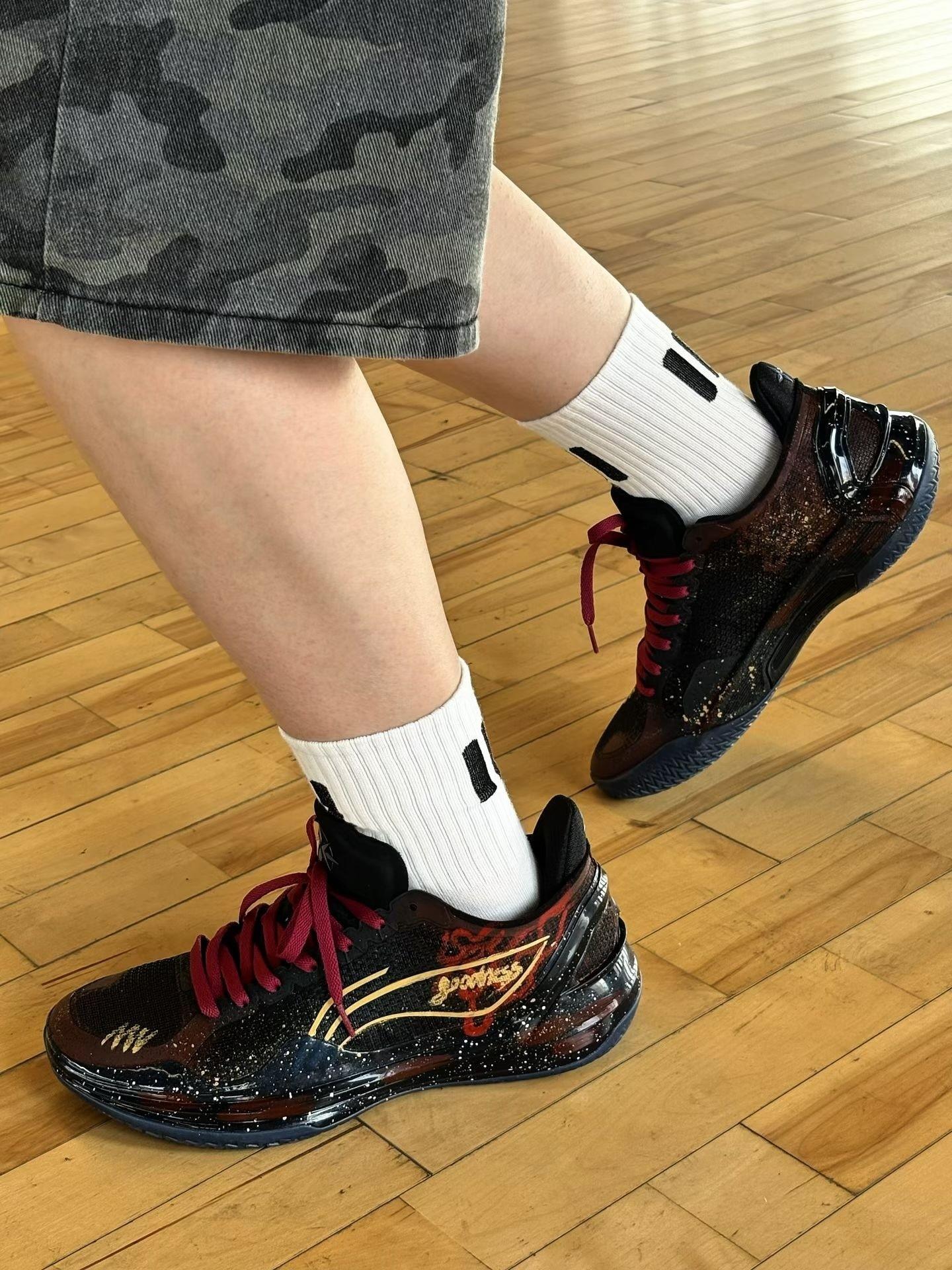 当我拿到定制“利刃4V2”✨第一时间就是去球场🏀